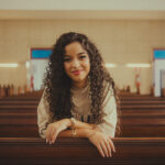 Dando sequência aos lançamentos das canções do álbum “O Céu é o Seu Lugar”, a cantora Gaby Cardozo apresenta o single “Clamo Jesus”. Foto: Divulgação.