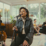 Nívea Soares lança o projeto “Acústico Em Casa”, que reúne sete canções, incluindo algumas do álbum “Abre os Selos”, de 2024. Foto: Divulgação.