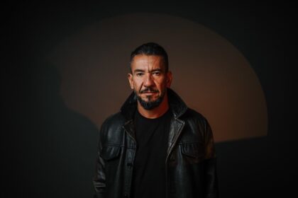 Rodolfo Abrantes apresenta a canção “Sujo e Descalço", que nasceu no começo do ano enquanto ele estava em uma base missionária nos EUA. Foto: Divulgação.