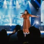 "Quem Me Tocou," o novo single de Midian Lima, é uma canção baseada em uma passagem bíblica sobre a mulher do fluxo de sangue. Foto: Divulgação.