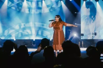 "Quem Me Tocou," o novo single de Midian Lima, é uma canção baseada em uma passagem bíblica sobre a mulher do fluxo de sangue. Foto: Divulgação.