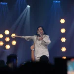 Eyshila celebra 30 anos de ministério com a regravação de “O Deus Que Eu Amo”, marcando uma nova fase em sua carreira na música. Foto: Divulgação.