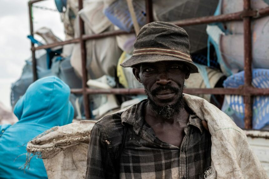 Durante um ataque terrorista, fazendeiro cristão teve sua perna quebrada por não negar Jesus pelos terroristas da Al-Shabab no Quênia. Foto: Representativa/Unsplash
