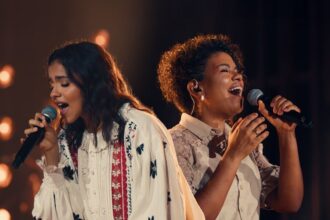 A cantora Julia Vitória celebra a liberdade e a alegria encontradas em Jesus com o lançamento de "Canção dos Redimidos", com Nívea Soares. Foto: Divulgação.