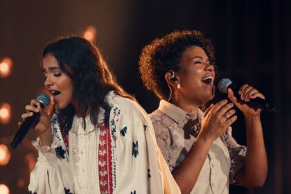 A cantora Julia Vitória celebra a liberdade e a alegria encontradas em Jesus com o lançamento de "Canção dos Redimidos", com Nívea Soares. Foto: Divulgação.