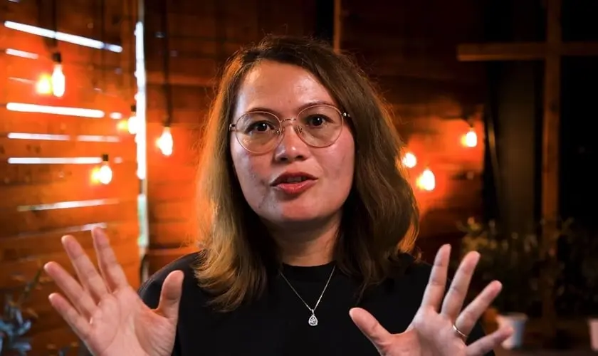 Após ser evangelizada na faculdade, ex-budista aceita Jesus: ”um Deus vivo e real”