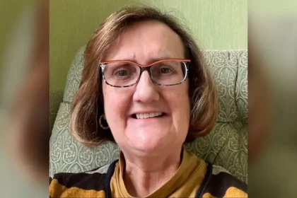 Mulher que cresceu em um lar abusivo e carregou traumas de infância, compartilhou seu testemunho de como recebeu a cura da depressão. Foto: Reprodução/Facebook/Katherine Rhydderch
