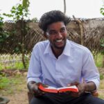 Da pobreza ao crime no Sri Lanka, o ex-gângster Sibi é transformado pela fé e encontra a paz após um milagre na prisão. Foto: Bible League International