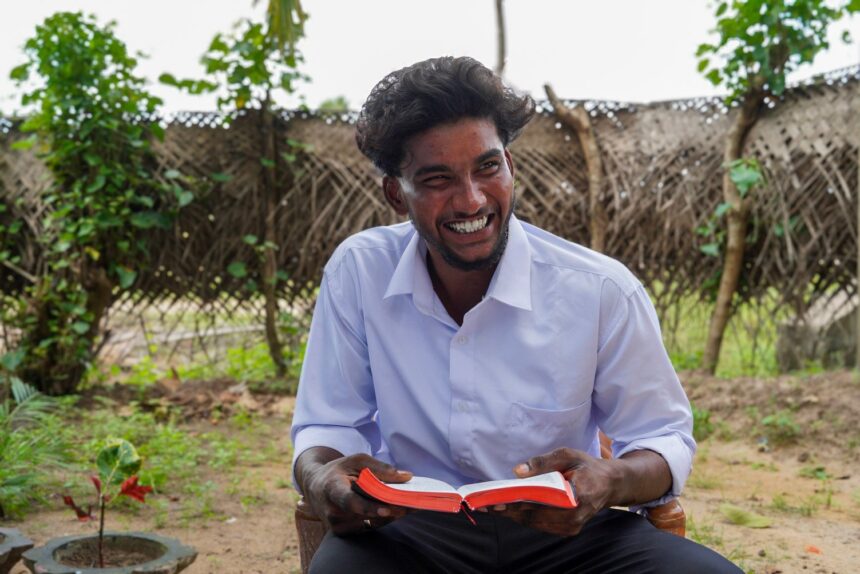 Da pobreza ao crime no Sri Lanka, o ex-gângster Sibi é transformado pela fé e encontra a paz após um milagre na prisão. Foto: Bible League International