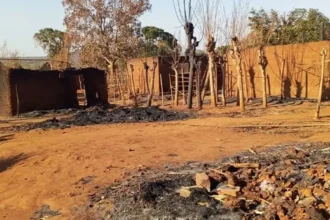 Uma nova onda de ataques em Moçambique resulta em 20 cristãos assassinados e cerca de 1.300 casas, além de duas igrejas, foram destruídas. Foto: Portas Abertas.