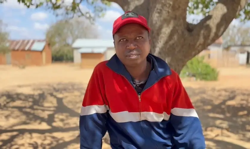Ex-feiticeiro, teve sua vida completamente transformada após ser curado de doença em igreja que ele perseguia em Madagascar. Foto: Reprodução/YouTube/Luis Fernando Basso