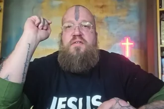 Ex-satanista, compartilhou suas percepções sobre o Halloween, classificando a data como um período de intensa guerra espiritual. Foto: Reprodução/YouTube/Ryan Miller