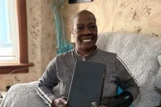 Enchente nos EUA: Após ter a casa alagada, mulher aceita Jesus ao receber a ajuda de voluntários da Samaritan's Purse. Foto: Reprodução/Samaritan's Purse