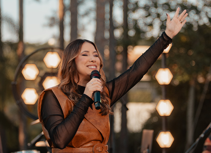 Ana Nóbrega lança a canção “Oh, Vem Me Avivar”, uma versão de “We Want Revival Now”, do grupo hawaiano YWAM Kona Music. Foto: Divulgação.