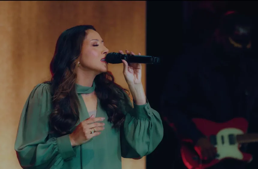 A cantora Jozyanne lançou o single "Teu Silêncio", dando o pontapé inicial em seu novo projeto musical gravado ao vivo. Foto: Divulgação.