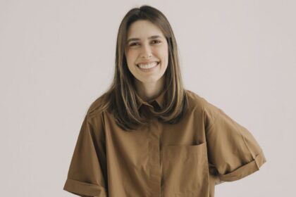 A cantora Gabriela Maganete lança a música ''Vem o Vento Forte'', que faz parte do seu primeiro EP chamado ''Nuvem no Deserto'. Foto: Divulgação.