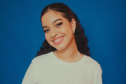 A cantora Gaby Cardozo apresenta a música “Vitrine”, uma das faixas que fazem parte do seu primeiro álbum pela Onimusic. Foto: Divulgação.