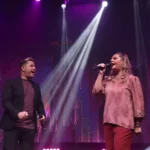 Léa Mendonça lança "Eu Mato Esse Gigante" com Pr. Lucas, um single ao vivo que celebra 40 anos de carreira da cantora. Foto: Divulgação.