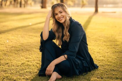 A cantora LUDI apresenta a canção “João 8:32”, escrita em parceria com Ana Tristão e o trio sueco ARISE, que também fez a produção musical. Foto: Divulgação.