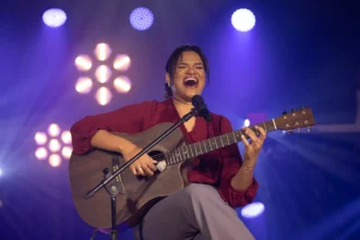 Fabiana Sinfrônio lança "Deus Já Está Lá", o single que convida a renovar a fé e confiar no cuidado de Deus. Foto: Divulgação.