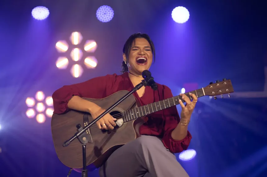 Fabiana Sinfrônio lança "Deus Já Está Lá", o single que convida a renovar a fé e confiar no cuidado de Deus. Foto: Divulgação.