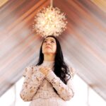 A cantora Mara Lima presenteia o público que a acompanha ao longo dos seus mais de 40 anos de carreira com uma canção inédita. Foto: Divulgação.