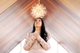 A cantora Mara Lima presenteia o público que a acompanha ao longo dos seus mais de 40 anos de carreira com uma canção inédita. Foto: Divulgação.