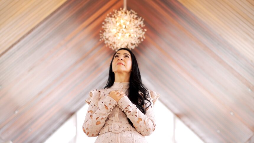 A cantora Mara Lima presenteia o público que a acompanha ao longo dos seus mais de 40 anos de carreira com uma canção inédita. Foto: Divulgação.