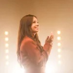 A cantora Aline Souza lançou o seu projeto, o EP "Enquanto Você Louva", com cinco faixas que exaltam a fé, a adoração e a confiança em Deus. Foto: Divulgação.