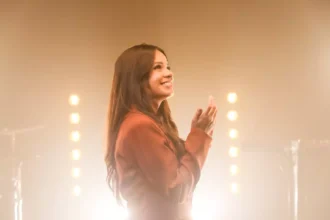 A cantora Aline Souza lançou o seu projeto, o EP "Enquanto Você Louva", com cinco faixas que exaltam a fé, a adoração e a confiança em Deus. Foto: Divulgação.