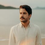 Gabriel Guedes marca o fim de um ciclo com o lançamento da canção "Tudo Vai Ficar Bem (Be Alright)", com o artista internacional Evan Craft. Foto: Divulgação.