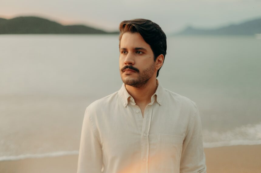 Gabriel Guedes marca o fim de um ciclo com o lançamento da canção "Tudo Vai Ficar Bem (Be Alright)", com o artista internacional Evan Craft. Foto: Divulgação.