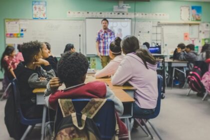 O Tribunal suspendeu a lei municipal que autorizava o uso da Bíblia como material complementar nas escolas de BH. Foto: Representativa/Unsplash.
