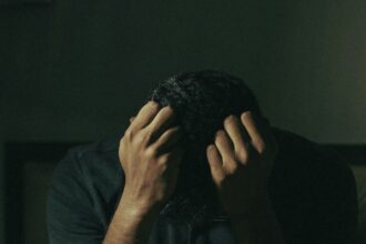 Homem revela como seu pai, um ex-satanista, foi confrontado pela presença de Deus, liberto de 12 demônios e resgatado das trevas. Foto: Representativa/Unsplash.