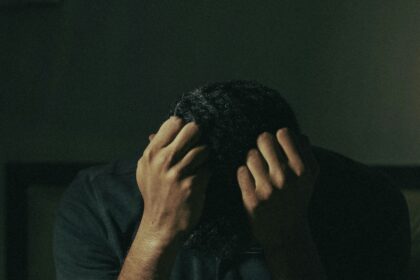 Homem revela como seu pai, um ex-satanista, foi confrontado pela presença de Deus, liberto de 12 demônios e resgatado das trevas. Foto: Representativa/Unsplash.