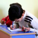 Crianças cristãs são forçadas a recitar orações islâmicas nas escolas no Irã enquanto seus pais ensinam o Evangelho em casa. Foto: Representativa/Unsplash.