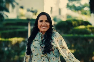 O novo single de Cassiane, "Marca o Meu Coração," é uma poderosa declaração de fé sobre resistir ao mundo e manter a adoração. Foto: Divulgação.