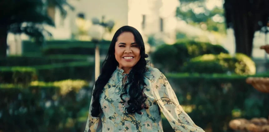 O novo single de Cassiane, "Marca o Meu Coração," é uma poderosa declaração de fé sobre resistir ao mundo e manter a adoração. Foto: Divulgação.