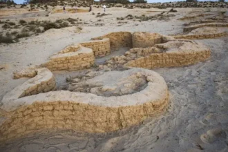 Arqueólogos revelaram a descoberta de uma fortaleza no Egito, descrita em Êxodo, em sítio arqueológico no norte do deserto do Sinai. Foto: Divulgação/Ministério do Turismo e Antiguidades do Egito
