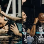 Igreja em SC realizou uma cerimônia de batismo em massa, na qual mais de 480 novos convertidos desceram às águas. Foto: Instagram/Abba Pai Church