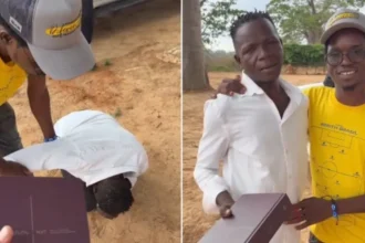 Durante gravação obreiro cai em lágrimas ao receber bíblia de estudo de missionário na África e vídeo viraliza. Foto: Reprodução/Instagram/Diogo Scremin