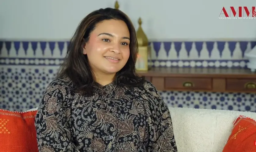 Após se sentir abandonada pelo Islã, professora islâmica tem um sonho com Deus que a libertou do vazio e a faz se converter. Foto: Reprodução/YouTube/Arab Media Ministries