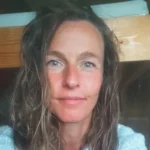 Mulher com bactéria que devorava o cérebro que estava quase paralisada, é curada instantaneamente após um encontro com Jesus. Foto: Instagram/Tineke Schutte