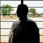 Pastor preso na Índia sobrevive à violência na prisão, ora por filho doente de diretor, que o perseguia, e ele é curado. Foto: Portas Aberta/Ilustrativa