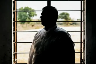 Pastor preso na Índia sobrevive à violência na prisão, ora por filho doente de diretor, que o perseguia, e ele é curado. Foto: Portas Aberta/Ilustrativa