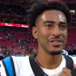 Jogador da NFL, Bryce Young, quebra recorde dos Panthers, lidera virada espetacular na prorrogação e atribui a vitória a Deus. Foto: Captura de tela/X/Fox NFL