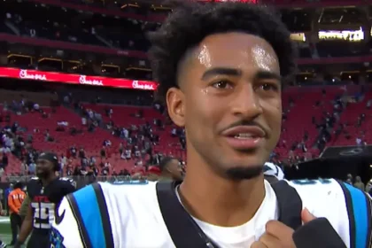 Jogador da NFL, Bryce Young, quebra recorde dos Panthers, lidera virada espetacular na prorrogação e atribui a vitória a Deus. Foto: Captura de tela/X/Fox NFL