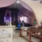 Terroristas invadem igreja durante culto transmitido ao vivo, resultando em mortes e sequestros de cristãos na Nigéria. Foto: Captura de tela/Instagram/Lindaikejiblog