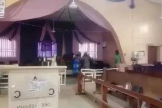 Terroristas invadem igreja durante culto transmitido ao vivo, resultando em mortes e sequestros de cristãos na Nigéria. Foto: Captura de tela/Instagram/Lindaikejiblog