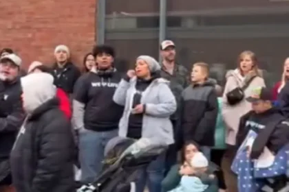 Mais de 100 cristãos se reuniram em clínica de aborto em Chicago, para um evento público de oração, louvor e celebração pela vida. Captura de tela/Instagram/ juaneliasriesco